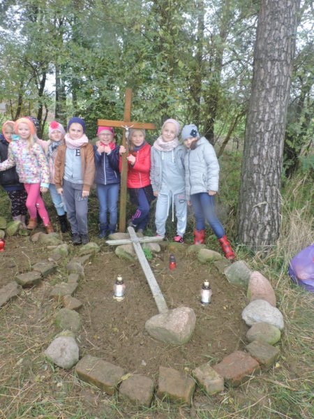 Zuchy sprzątanie grobów